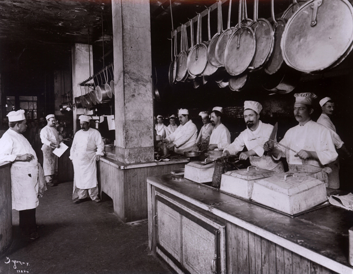 The Kitchen at Delmonico's, 1902 - The New York Times via their photo archive Public domain vía Wikimedia Commons